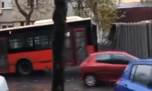 Gradski autobus se tijekom vožnje prepolovio nasred ceste u Beogradu