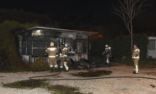Pogledajte kako su vatrogasci u Splitu ugasili požar kioska