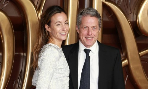 Hugh Grant na crveni tepih poveo suprugu Annu koja je očarala dugim nogama