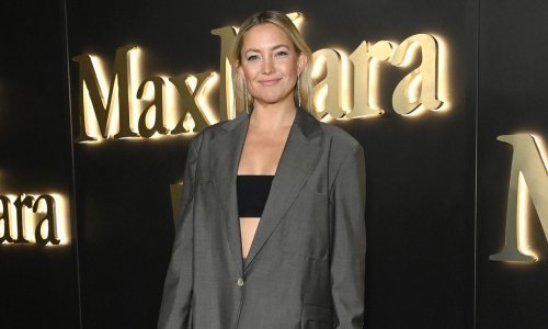 Ne možemo se prestati diviti odijelu s 'twistom' koje nosi lijepa plavuša