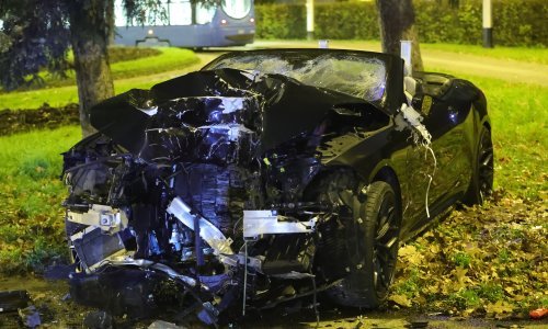 Vraćali se sa svadbe i zabili se u stup kod Zoo vrta, dvoje ozlijeđenih