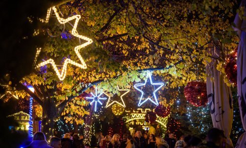 Krenulo adventsko ludilo: Ovako je bilo na ulicama jadranskih gradova u petak navečer