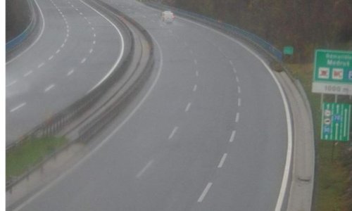 Kolnici su mokri i skliski, na snazi ograničenja, a ima i zabrana