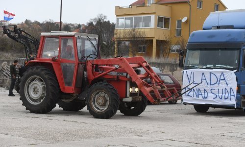 Seljaci izašli i na ulice Drniša, oglasilo se i Ministarstvo poljoprivrede