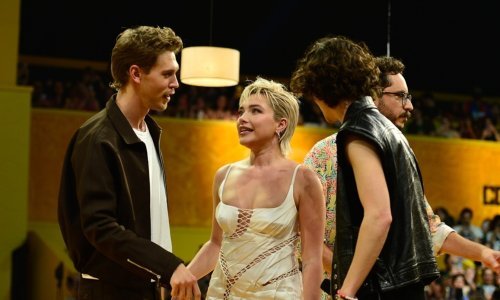 Glumicu Florence Pugh netko iz gomile pogodio nepoznatim predmetom