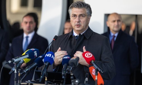 Oporba se žestoko obrušila na premijera zbog svinjogojaca