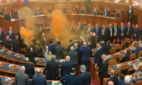 Kaos na albanskoj političkoj sceni: Zastupnik pokušao zapaliti parlament