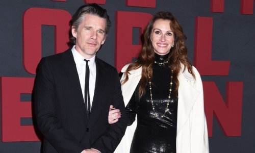 Julia Roberts plijenila elegancijom: Mala crna haljina i bijeli kaput za izdanje bez greške