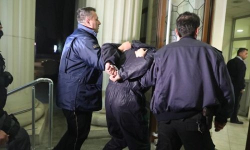 Osumnjičeni privedeni na sud u istim kombinezonima i frizurama