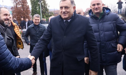 Dodik stigao na sud u Sarajevu, pristalice ga pozdravlje do ulaska u zgradu