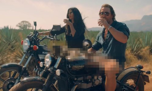 Hlače i donje rublje im ne trebaju: Matthew McConaughey i njegova supruga Camila motore voze goli