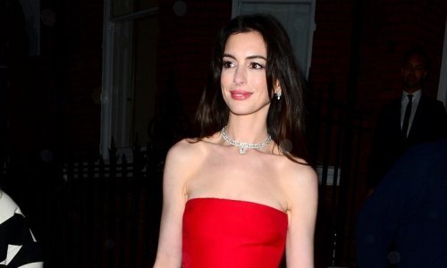 Lijepa glumica spojila nespojivo: Crne čizme i romantična haljina za party look