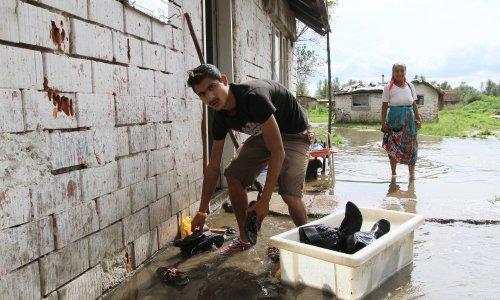 Romi kojima su srušene kuće u Drnju i dalje bez smještaja