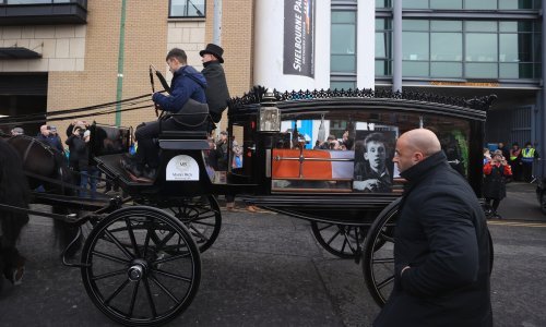 Tužna povorka krenula ulicama Dublina, obožavatelji se opraštaju od Shanea MacGowana