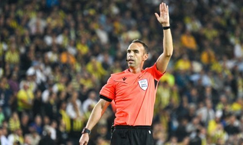 Sudac se pogubio, pa kartone dijelio kome je stigao; bilo je žutih i crvenih