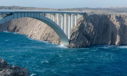 Kod Paškog mosta nestao ribar, traži ga i vojni avion