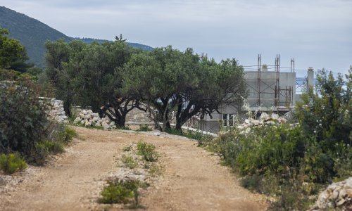 Barbarić započeo s rušenjem bespravne vile na Hvaru