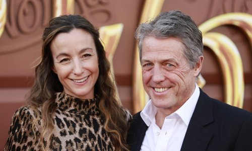 Supruga Hugha Granta istaknula duge noge u haljini opakog uzorka