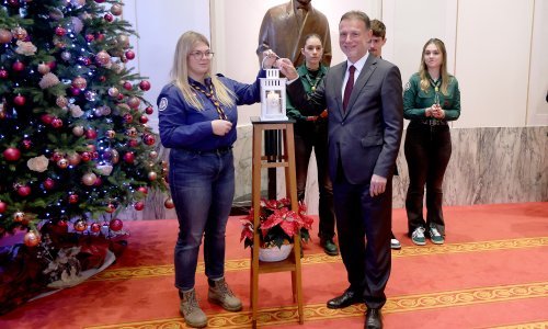 Poruka tolerancije između različitosti: Betlehemsko svjetlo mira stiglo u Sabor