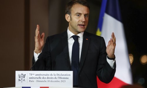 Pljuska Macronu; francuski parlament odbacio zakon o imigraciji