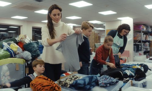 Najslađi pomoćnici: Louis, Charlotte i George pakirali poklone za siromašne