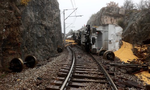 Lopovi ukrali 350 metara kontakne mreže s pruge na koju su se rasule tone kukuruza