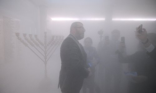 Krajnje desni poljski zastupnik vatrogasnim aparatom ugasio menoru u parlamentu