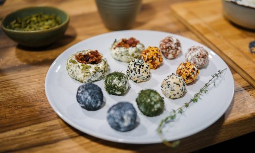 Ove jednostavne kuglice od sira efektno su predjelo koje se sprema u tren oka