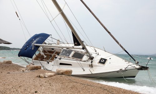 Kod Premude se nasukala turska jedrilica s dva člana posade