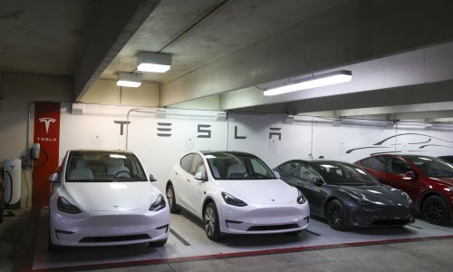 Tesla povlači gotovo sva vozila u SAD-u zbog sigurnosnih značajki Autopilota