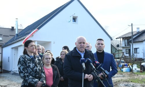 Bačić obišao gradilište zamjenske obiteljske kuće za stradalnike potresa u Petrinji