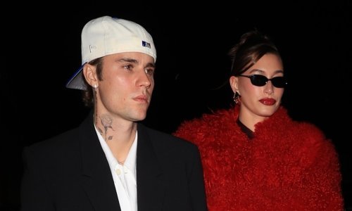 Blagdanski glamur Hailey Bieber: Zabljesnula u raskošnoj crvenoj bundi od vrtoglavih 8700 eura