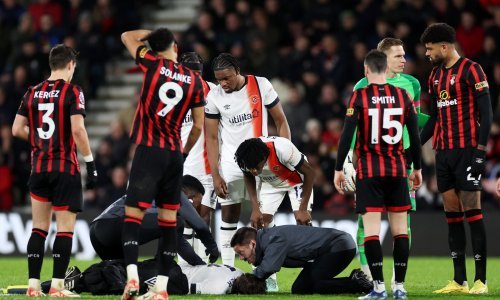 Jeziva scena u Premiershipu, kapetan se srušio na terenu, sudac prekinuo utakmicu