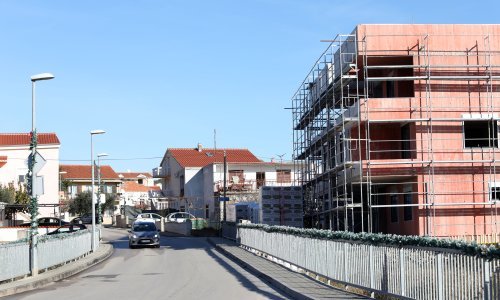 Policija traga za vozačem koji je autom ubio djevojku pa pobjegao s mjesta nesreće