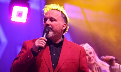 Tony Cetinski s novim imidžom: Na koncertu u Splitu pokazao bujniju kosu