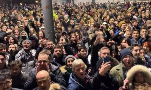 Građani gađali jajima zgradu izborne komisije, oporba ide u štrajk glađu