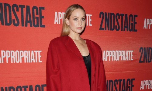 Jennifer Lawrence modno zablistala: Vječnu haljinu spojila s kaputom u hit boji sezone