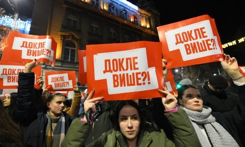 Drugi dan prosvjeda u Beogradu znatno manje ljudi, opet letjela jaja