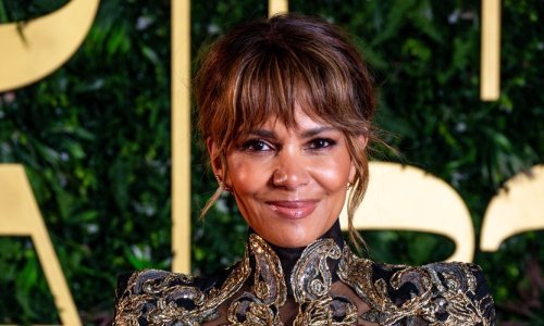 U čipkastom bodiju i okružena stijenama: Halle Berry ponosno istaknula figuru u 57-oj