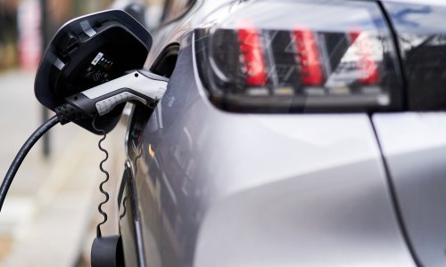 Svaki drugi novoregistrirani auto u EU je barem djelomično električni