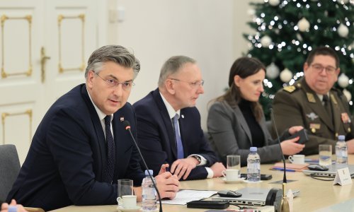 Plenković vojsci obećao još novca: Vojnici će moći biti u službi pet godina dulje