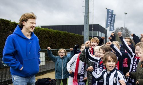 Priča o studentu prava koji u slobodno vrijeme igra nogomet i sramoti Ajax. A tek cimeri...