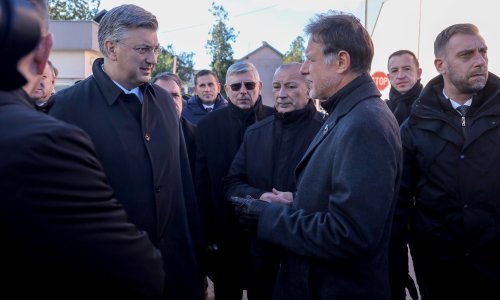 Plenković i Jandroković čestitali Božić: Tama će biti pobijeđena