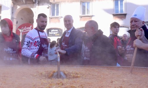 Puljak i volonteri podijelili 5000 porcija bakalara i fritula