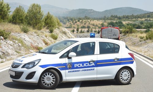 Pijani Hvarani prijetili grupi žena i držali nož, izvrijeđali i policiju, privedeni su