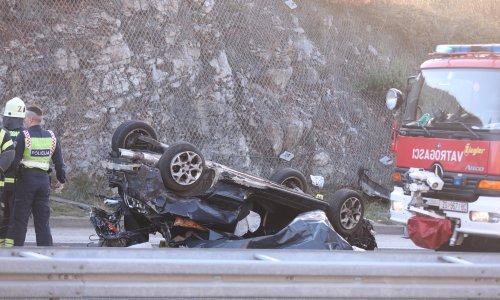 Auto se na A1 prevrnuo na krov, jedna osoba poginula, tri ozlijeđene