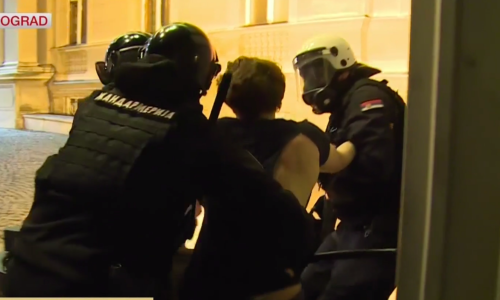 Brutalno rastjerani prosvjednici u Beogradu, snimatelj Al Jazeere uhvaćen za vrat