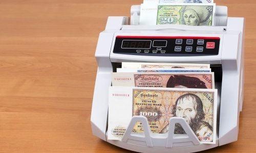 Negdje postoje milijarde njemačkih maraka, ovo su bizarne priče ljudi koji ih čuvaju