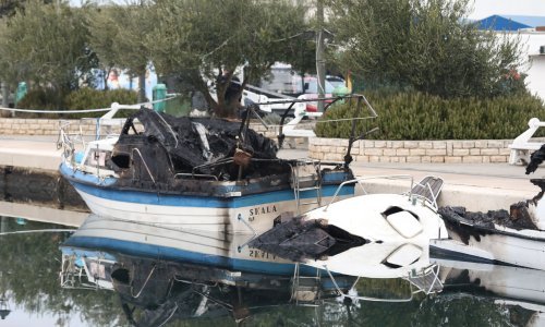 Požar u Pirovcu progutao nekoliko brodica