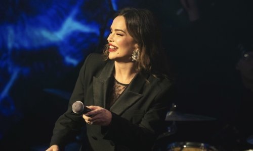 Severina u kombinaciji stvorenoj za privlačenje pogleda